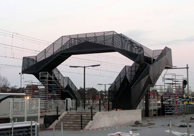 voetgangersbrug-geperforeerde-stalen-platen